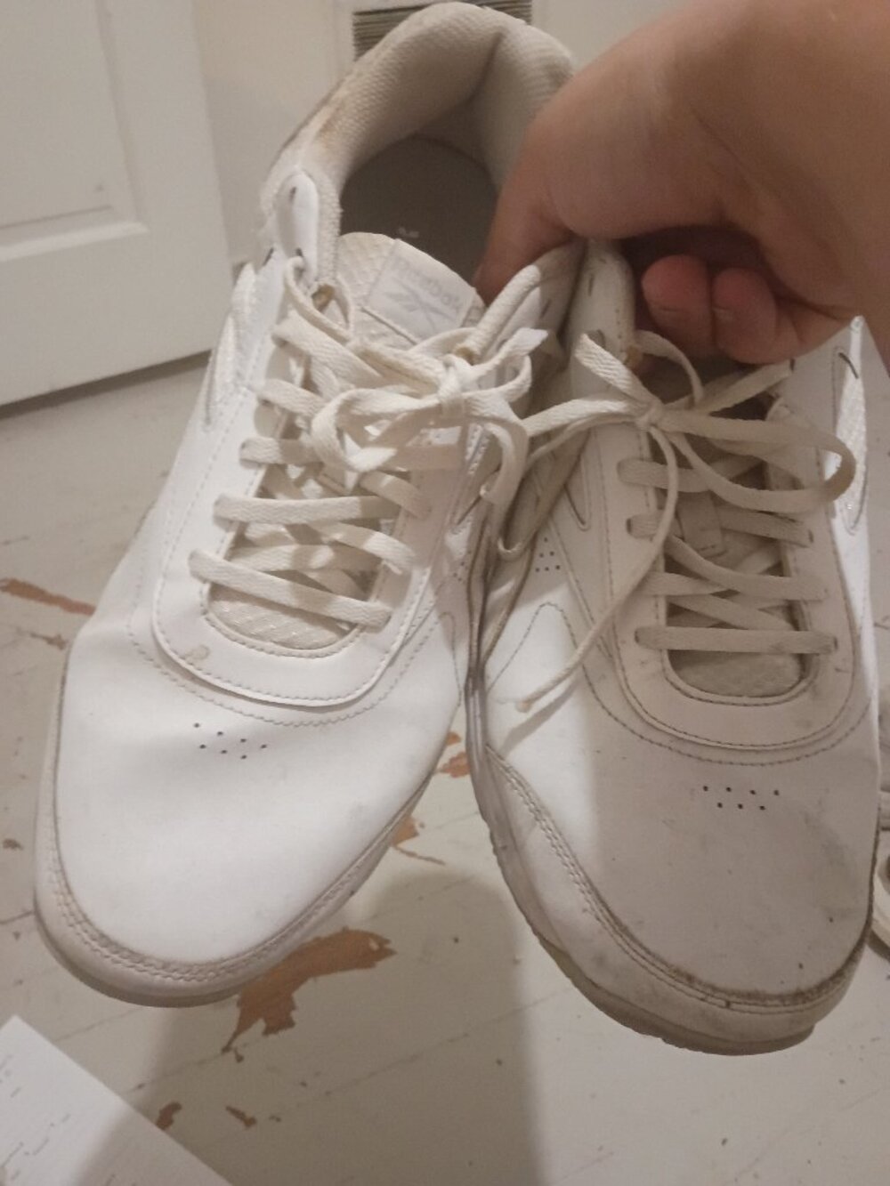 Mens size 11 white Reebok tennis shoes like new